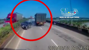 Xe đầu kéo chuyển làn thiếu quan sát, đâm ô tô con xoay 180 độ