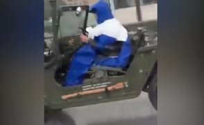 Nỗi khổ mặc áo mưa lái xe mui trần