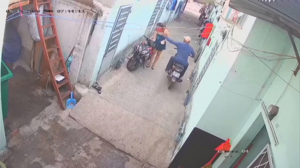 Vừa dừng xe trước cửa nhà, cô gái bị cướp dây chuyền trong tích tắc