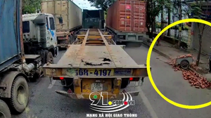 Đi vào làn xe máy, container hất văng người phụ nữ kéo xe gạch