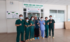 Bệnh nhân 19 tươi cười cảm ơn y bác sĩ khi ra viện