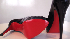 Ông chủ ngăn công nhân lấy trộm giày bằng cách nào?