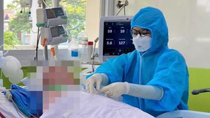 Bệnh nhân mắc COVID-19 nặng nhất ở Việt Nam tỉnh táo hoàn toàn