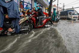 Sau mưa lớn, nước cuồn cuộn trên đường phố Sài Gòn