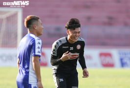 Bùi Tiến Dũng hào hứng 'đá bóng ma', bị CĐV vây kín xin chữ ký 