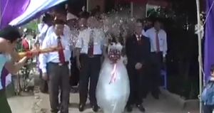 Cô dâu tối tăm mặt mũi vì màn bắn pháo bông