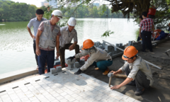 Vỉa hè Hồ Gươm thay 'áo mới' bằng đá hoa cương đẹp như Châu Âu