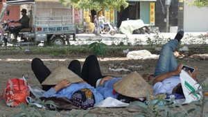 Người nghèo vật vã trong nắng nóng cao điểm
