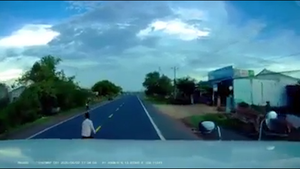 Người đi xe đạp sang đường bất cẩn suýt bị container đâm