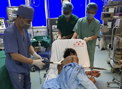 Cứu sống bệnh nhân bị xà beng đâm xuyên ngực