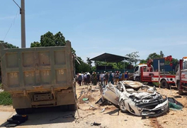 Video: Hiện trường xe tải đè bẹp xe hơi, 3 người chết ở Thanh Hóa