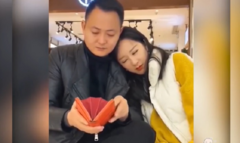 Vợ cười thầm khi chồng nhét trộm tiền vào ví 