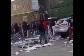 Biểu tình ở Mỹ: Đám đông nhảy lên tàu đang chạy, cướp TV rồi bỏ trốn