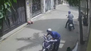 Thanh niên bẻ khóa trộm xe máy nhanh như chớp giữa phố ở TP.HCM