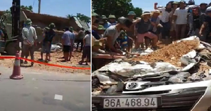 Xe tải chở đất lật trúng xe con, 3 người chết thảm