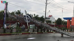 Sau cơn mưa lớn, cổng chào ở thành phố Dĩ An vừa làm xong đã đổ sập