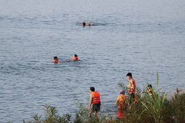 Dân Hòa Bình vô tư tắm ngay khu vực cấm trên sông Đà