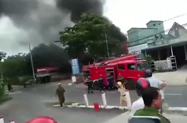 Xe bồn chở xăng bốc cháy trong cây xăng, 3 người thương vong