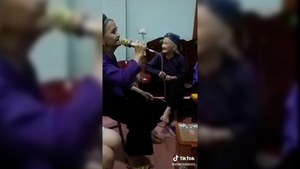 Clip: Cụ bà hát karaoke giọng cao vút khiến nhiều người ngưỡng mộ