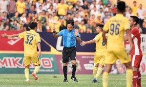 Nam Định thua đau Viettel phút 92, CĐV nổi điên lăng mạ trọng tài 