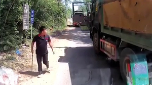 Cay cú vì không được vượt, tài xế xe ben rút gậy định tấn công tài xế xe tải