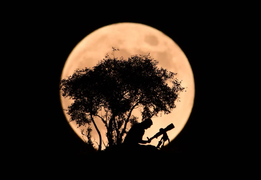 Chiêm ngưỡng hiện tượng 'trăng dâu tây' tuyệt đẹp trên khắp thế giới