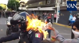 Video: Người biểu tình phẫn nộ ném xăng, châm lửa đốt cảnh sát ở Mexico