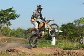 Những pha biểu diễn mô tô địa hình trên đường đua đầu tiên ở Hà Nội