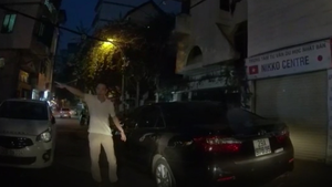 Clip: Đỗ xe ô tô chắn đường, bị nhắc còn khóa xe bỏ đi