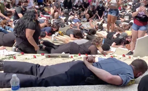 Video: Cảnh sát trưởng ở Mỹ nằm úp trên vỉa hè, ủng hộ người biểu tình