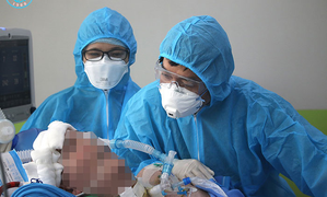 Phi công Anh có thể ngồi dậy, tự viết vào bảng và bấm nút điều chỉnh giường bệnh