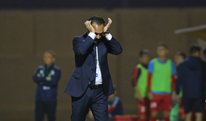 HLV ngoại khổ sở ở V-League: Bị cầu thủ đòi sa thải, bay ghế khi chưa ra mắt