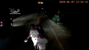 Hai thanh niên chặn đầu, cầm gạch đập vỡ kính xe container