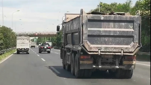 Xe tải vô tư 'thải bậy' bùn đất dọc Đại lộ Thăng Long