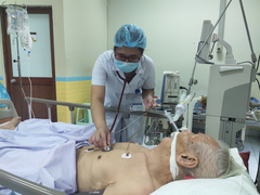 Nắng nóng kéo dài, người già khổ sở đưa nhau nhập viện