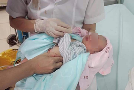 Bé sơ sinh sống sót sau 3 ngày dưới hố: Kỳ diệu mà cũng đau xót quá