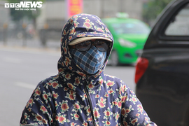 Ảnh: Dân Hà Nội ngột ngạt dưới nắng nóng gần 40 độ C