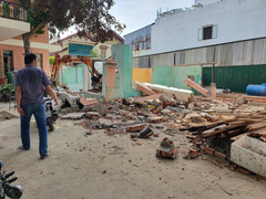 Tường nhà cổ ở Quảng Ngãi bất ngờ đổ sập, 2 người thương vong