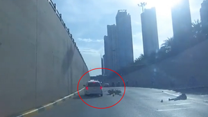 Ô tô đánh lái gấp tránh người phụ nữ đi xe máy tự ngã dưới hầm chui