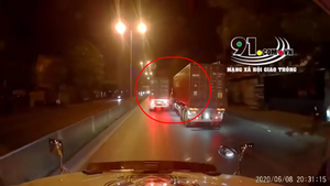 Clip: 2 xe container đua tốc độ, chèn ép nhau trên đường