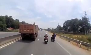 Clip: Nhóm thanh niên lạng lách đánh võng trước đầu ô tô trên quốc lộ