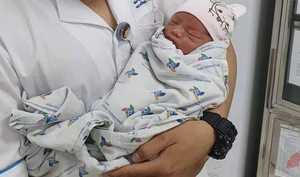 Thêm một bé sơ sinh bị bỏ rơi giữa trời mưa, kiến cắn, hoại tử dây rốn