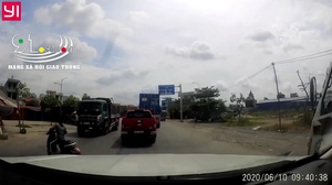  Sang đường không quan sát, người phụ nữ suýt chui gầm xe tải