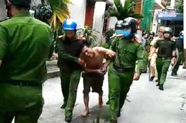 Kẻ ngáo đá tay ôm bát hương chống trả công an, miệng đòi lập biên bản