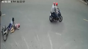 Video: Bị giật điện thoại, mẹ chở con gái té xuống đường chấn thương