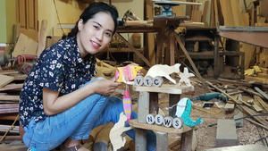 Nữ thợ mộc 9x đam mê làm đồ chơi từ gỗ tái chế tại Hà Nội 