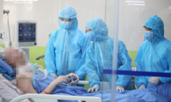 Phi công người Anh ngồi được xe lăn đi phơi nắng mỗi sáng