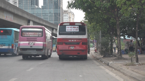 Xe khách đi tốc độ 'rùa bò' đại náo bến xe Mỹ Đình