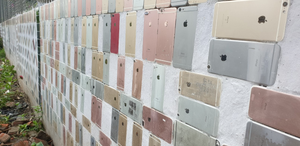 Hàng rào độc nhất vô nhị ở miền Tây ốp hơn 2.000 vỏ điện thoại iPhone