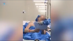 Video: Phi công người Anh cầm bút viết lên bảng, ngồi xe lăn phơi nắng